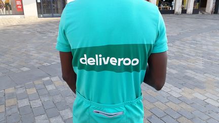 Un coursier Deliveroo, de dos, à Besançon, dans le Doubs, le 3 août 2019. (ANNE FAUVARQUE / FRANCE-BLEU BESANÇON)