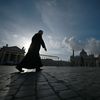 Un religieux marche place Saint-Pierre à Rome, le 31 décembre 2022. (FILIPPO MONTEFORTE / AFP)