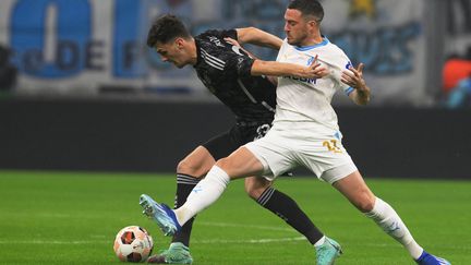 Marseille player Jordan Veretout in the duel with Benjamin Tahirovic of Ajax in the Europa League, November 30, 2023, at the Vélodrome stadium.  (NICOLAS TUCAT / AFP)