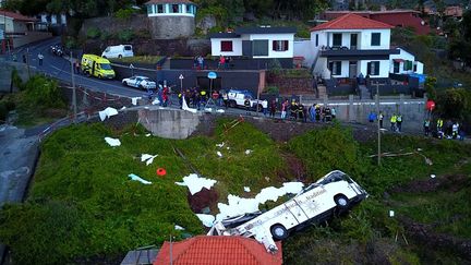 Un car accidenté, le 17 avril 2019, à Canico, sur l'île de Madère (Portugal). (AFP)