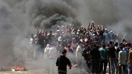 Des manifestants palestiniens, le 14 mai 2018, à la frontière entre Gaza et Israël. (MAHMUD HAMS / AFP)