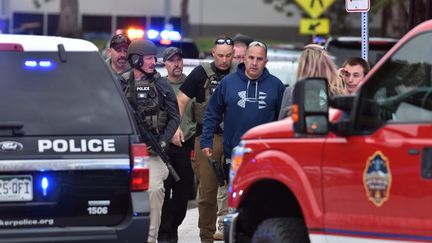 Des agents des forces de l'ordre près du lieu d'une fusillade qui a fait un mort et huit blessés, le 7 mai 2019 à Highlands Ranch, dans le Colorado (Etats-Unis).&nbsp; (TOM COOPER / GETTY IMAGES NORTH AMERICA / AFP)