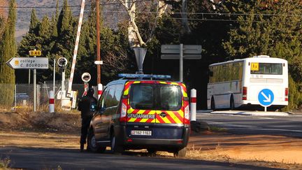 Des gendarmes à Millas (Pyrénées-Orientales), le 19 décembre 2017, sur les lieux de la collision entre un TER et un car scolaire, le 14 décembre 2017. (COR / AFP)