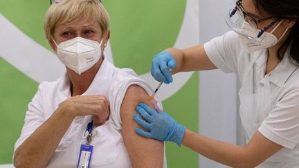 Une patiente reçoit une dose du vaccin Pfizer-Biontech à Vienne, en Autriche, le 27 décembre 2020.&nbsp; (ALEX HALADA / AFP)