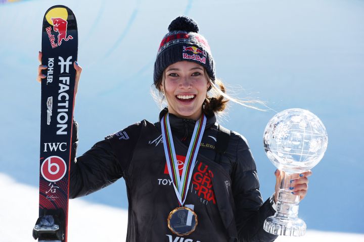 La skieuse freestyle chinoise Eileen Gu après sa victoire sur l'épreuv de hallpipe de Mammoth Mountain (Etats-Unis), le 8 janvier 2022. (SEAN M. HAFFEY / GETTY IMAGES NORTH AMERICA)