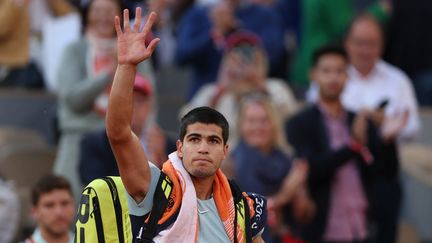 Carlos Alcaraz salue le public parisien après sa défaite face à Alexander Zverev en quart de finale de Roland-Garros, le 31 mai 2022. (THOMAS SAMSON / AFP)