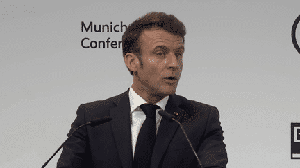 Lors de la 59e conférence sur la sécurité à Munich (Allemagne), vendredi 17 février, Emmanuel Macron a été invité à s'exprimer sur la guerre en Ukraine. Le président français s'est montré ferme. (FRANCEINFO)