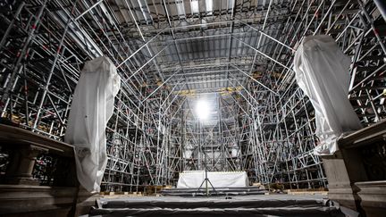 Vue des échafaudages installés sous la voûte de la cathédrale Notre-Dame de Paris, le 15 avril 2021.&nbsp; (IAN LANGSDON / POOL)