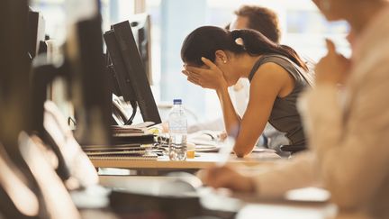 Une femme "craque" au travail. (CAIAIMAGE/PAUL BRADBURY / CAIAIMAGE)