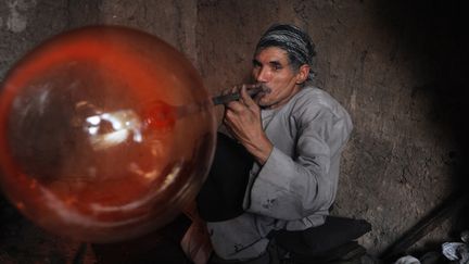 Le souffleur de verre Ghulam Sakhi photographié dans l'atelier d'Herat le 6 octobre 2012
 (Aref Karimi / AFP)