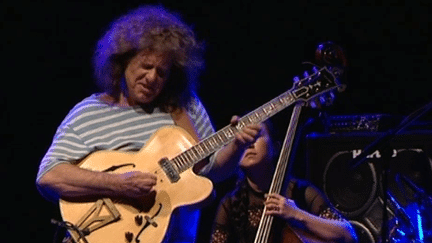 Pat Metheny, 62 ans et toujours la même capacité à transgresser les codes et les genres.
 (France 3 Culturebox)