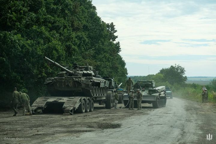 Ukrainian soldiers load tanks abandoned by Russian forces in the Kharkiv region, September 9, 2022. (UKRAINIAN GENERAL STAFF NEWS SERVICE)