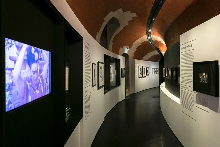 Exposition "Frida Kahlo. Au-delà des apparences" au Palais Galliera : photographies et films évoquent sa&nbsp;vie (LAURENT JULLIAND)