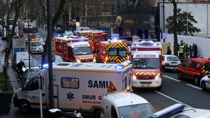 Les services de secours interviennent après l'assassinat d'une policière municipale, Clarissa Jean-Philippe, à Montrouge (Hauts-de-Seine), le 8 janvier 2015. (THOMAS SAMSON / AFP)