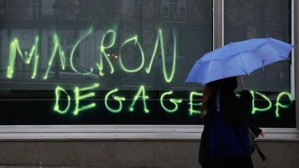 Un tag anti-macron,&nbsp;le 25 novembre 2018 sur les Champs-Elysées. (FRANCOIS GUILLOT / AFP)