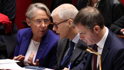 La cheffe du gouvernement ,Elisabeth Borne, et les ministres Franck Riester et Olivier Véran, à l'Assemblée nationale, le 31 octobre 2023. (EMMANUEL DUNAND / AFP)