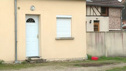 La maison devant laquelle une fillette de 3 ans a été aspergée d'un liquide inflammable, mardi 21 mars à Auneuil (Oise). (FRANCE 3 PICARDIE)