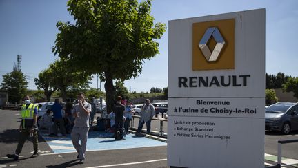 Des salariés de Renault en juin 2020 sur le site de Choisy-le-Roi dans le Val-de-Marne, qui a fermé définitivement ses portes début 2024 dans le cadre du plan de restructuration de l'entreprise. (THOMAS SAMSON / AFP)