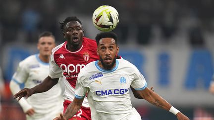 L'attaquant de l'OM Pierre-Emerick Aubameyang prend le meilleur sur le défenseur monégasque Mohammed Salisu, lors du match entre Marseille et Monaco, le 27 janvier 2024 à Marseille. (DANIEL COLE / AP)