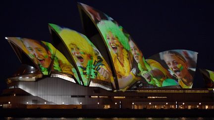 L'opéra de Sydney est éclairé, le 24 juin 2020, en soutien à la candidature conjointe de l'Australie et de la Nouvelle-Zélande à l'organisation du Mondial-2023 féminin de foot. (PETER PARKS / AFP)