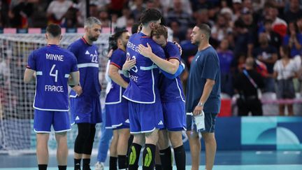 Les Français du handball à l'issue du match perdu contre l'Allemagne en quart de finale des Jeux olympiques le 7 août 2024 au Stade Pierre-Mauroy. (THOMAS COEX / AFP)