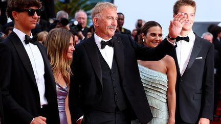 Le réalisateur Kevin Coster et ses enfants sur le tapis rouge du Festival de Cannes, le 19 mai 2024.