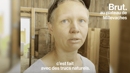 Elles sont deux, gèrent 80 bêtes, une fromagerie et un jeune enfant. Brut est parti à la rencontre de Pauline et Sophie, couple d’agricultrices.