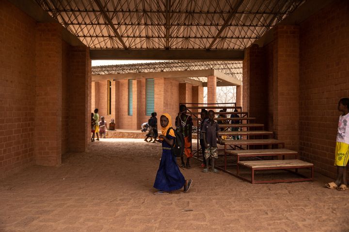 Le&nbsp;"village-opéra" de l'architecte Francis Kéré à&nbsp;Laongo, au Burkina, le 16 mars 2022 (OLYMPIA DE MAISMONT / AFP)