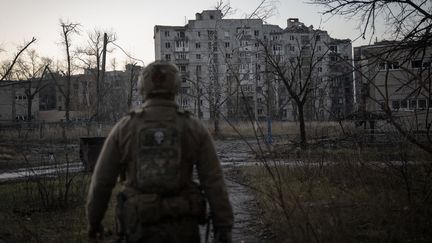 Un soldat de l'armée ukrainienne patrouille dans la ville de Vuhledar en Ukraine, le 15 novembre 2023. (OZGE ELIF KIZIL / ANADOLU / VIA AFP)