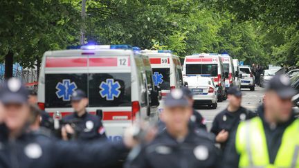 Des ambulances à Belgrade, en Serbie, le 3 mai 2023. (MILOS MISKOV / ANADOLU AGENCY / AFP)