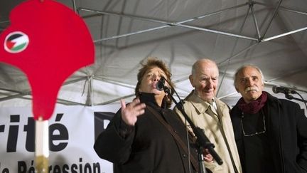 Janvier 2013: Stéphane Hessel avec la Palestinienne Leila Shahid et le militant israélien anti-sioniste Michel Warschawski à Paris, pour dénoncer une censure à l'Ecole Normale Sup. (BORIS HORVAT / AFP)