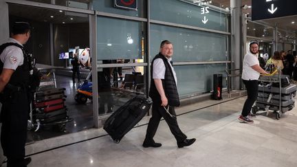 Le premier avion rapatriant des ressortissants français depuis Tel-Aviv s'est posé sur le tarmac de l'aéroport Roissy Charles-de-Gaulle, le 12 octobre 2023. (MEHDI FEDOUACH / AFP)