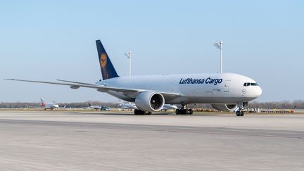 Un avion cargo de la&nbsp;Lufthansa, le 7 avril 2020, à&nbsp;Munich, en Allemagne. (MATTHIAS BALK / DPA)