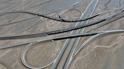 Une autoroute traverse le désert de Gobi, à Hami, dans la province chinoise du Xinjiang, le 5 avril 2024. (CFOTO / NURPHOTO / AFP)