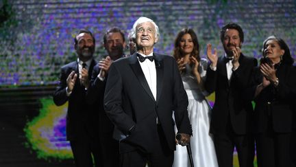 Jean-Paul Belmondo sur scène lors d'un hommage rendu à la cérémonie des César, à Paris, le 24 février 2017. (BERTRAND GUAY / AFP)