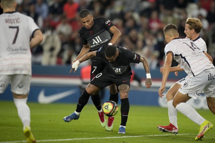 Face à Montpellier, Kylian Mbappé et Neymar ne se sont pas entendus sur le terrain et le Français est sorti frustré de la rencontre. (CHRISTOPHE ENA / AP)