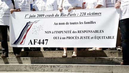 Un rassemblement des familles des victimes du vol Rio-Paris en 2014.&nbsp; (VINCENT ISORE / MAXPPP)