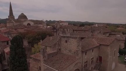 Saint-Rémy-de-Provence, dans les Bouches-du-Rhône, se prépare un peu pour un week-end prolongé chargé.&nbsp;Grâce au beau soleil qui s'annonce, les professionnels attendent beaucoup de monde à partir du jeudi 10 novembre au soir. (FRANCE 2)