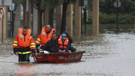 Une famille est évacuée à Longjumeau (Essonne) après les inondations qui ont touché la ville jeudi 2 juin. (KENZO TRIBOUILLARD / AFP)