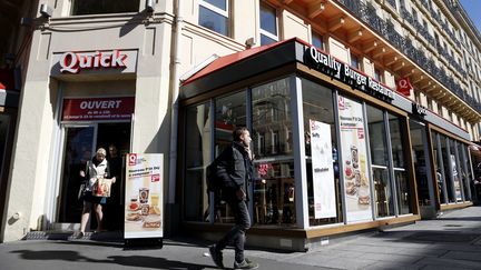 Un restaurant Quick, le 28 septembre 2015 à Paris. (THOMAS SAMSON / AFP)