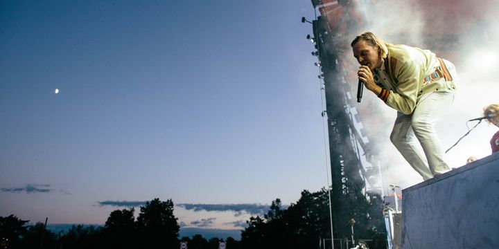 Win Butler, d'Arcade Fire, au bord de la scène du festival de Roskilde, au Danemark, le 1er juillet 2017
 (Gonzales Photo / Malthe Ivarsson / Photoshop / MaxPPP)