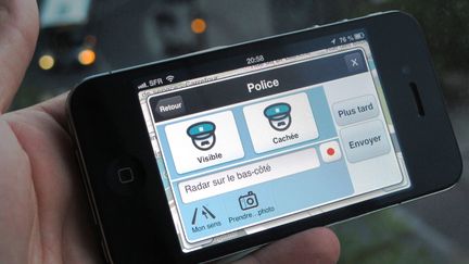 Le GPS communautaire Waze permet aux utilisateurs connect&eacute;s de signaler la pr&eacute;sence de patrouilles de police sur le bord de la route, et donc de contr&ocirc;les de vitesse &eacute;ventuels. (BASTIEN HUGUES / FRANCETV INFO)