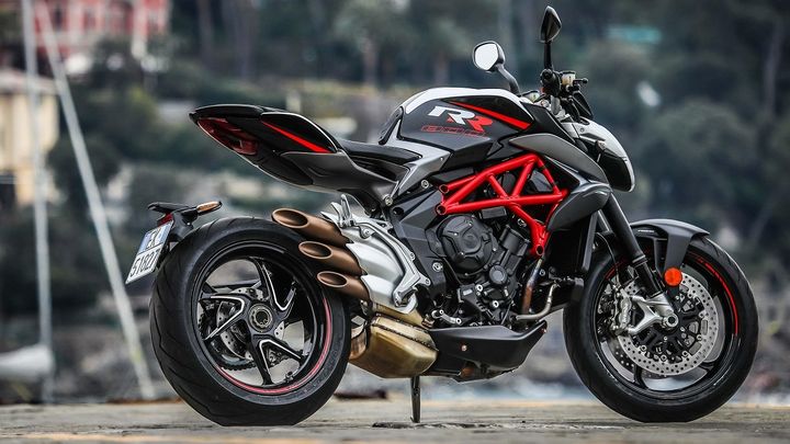 Un roadster mid-size impressionnant avec sa triple sortie d'échappements. (MV AGUSTA POUR FRANCE INFO)