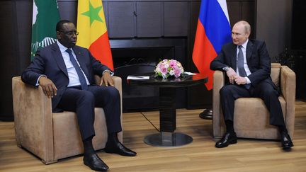 Le président sénégalais Macky Sall, préseident de l'Union africaine, rencontre Vladimir Poutine à Sotchi (Russie) le 3 juin 2022 (MIKHAIL KLIMENTYEV / SPUTNIK)