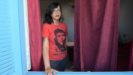 Le 14 juillet 2020, Emna Charki, 27 ans, face à l'objectif.&nbsp;Elle sera condamnée&nbsp;à six mois de prison par un tribunal de Tunis pour une parodie postée sur Facebook le 4 mai 2020. (FETHI BELAID / AFP)