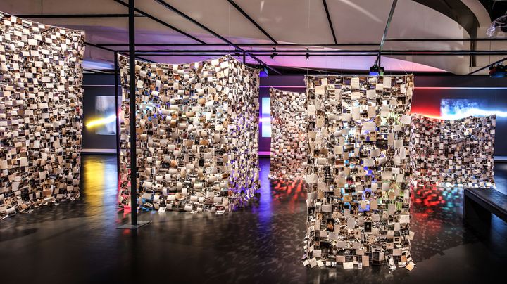 Vue de l'exposition "A toi appartient le regard" au musée du Quai Branly. L'installation "Crossing The Farther Shore" de Dinh Q. Lê (© musée du quai Branly - Jacques Chirac, photo Vincent Mercier)