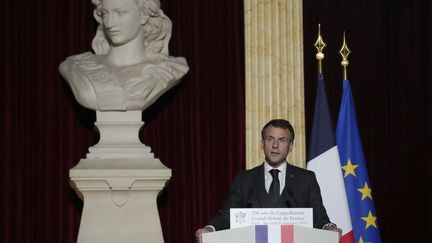 Emmanuel Macron prend la parole devant le Grand Orient de France le 8 novembre 2023, à Paris. (THIBAULT CAMUS / AFP)