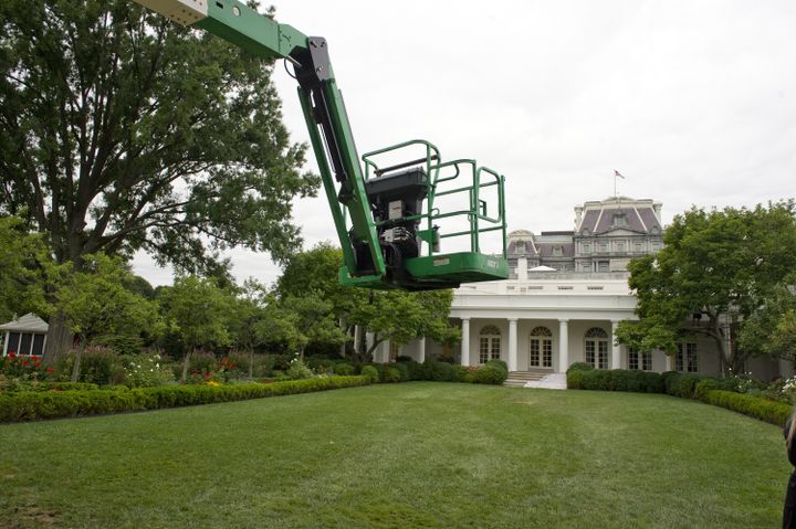 Un engin de chantier dans le Rose Garden, qui jouxte la West Wing de la Maison Blanche, vendredi 11 août 2017. (RON SACHS / CNP / AFP)