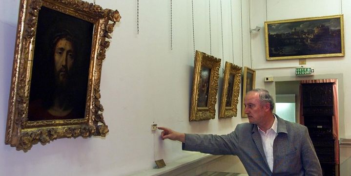 Le conservateur du musée de Draguignan montre l'emplacement du tableau de Rembrandt volé, juillet 1999
 (PASCAL GUYOT / AFP)