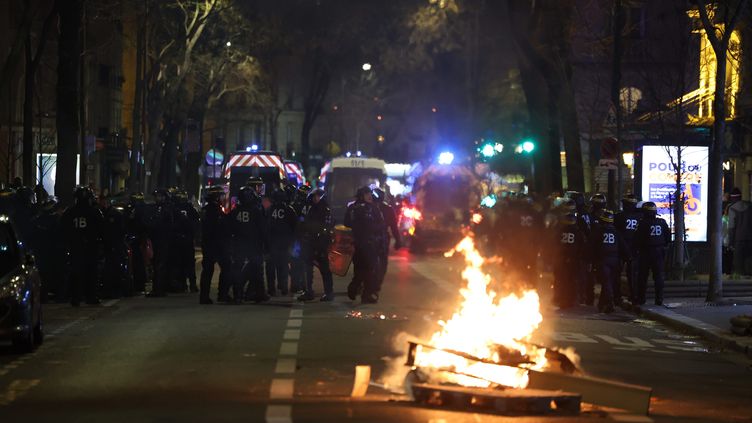 Clashes with the police in Paris, during the demonstration against the pension reform, March 18, 2023. (LE PARISIEN / ARNAUD JOURNOIS / MAXPPP)